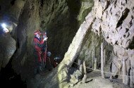 Kalandos barlangtúrák kiépítetlen barlangjainkban - Overallos rövid túra a Létrási-vizesbarlangban